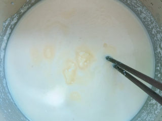 3、牛肉薄饼,搅拌均匀