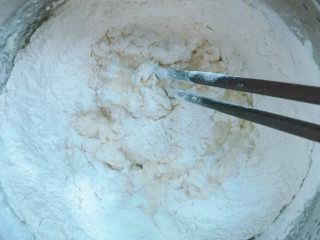 4、牛肉薄饼,放入面粉，再加入适量清水