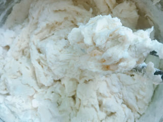 5、牛肉薄饼,用筷子搅拌成絮状