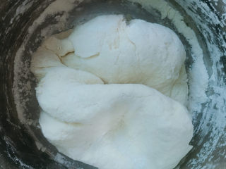 6、牛肉薄饼,开始揉面