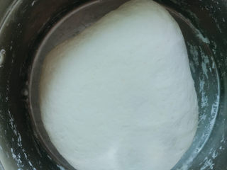 7、牛肉薄饼,揉成光滑面团就盖上锅盖，放到温暖的地方进行发酵