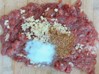 12、牛肉薄饼,放入盐、花椒粉、少许油