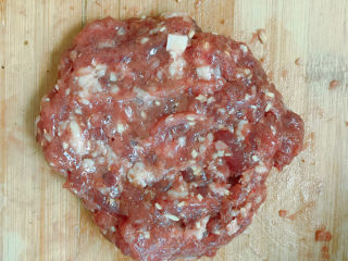 13、牛肉薄饼,拌匀备用。