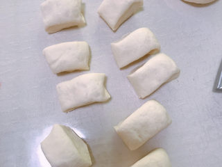 14、牛肉薄饼,面团取出排气几分钟，分成大小差不多的剂子