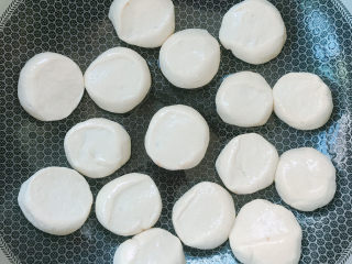 15、牛肉薄饼,抹上少许油放入锅中继续发酵