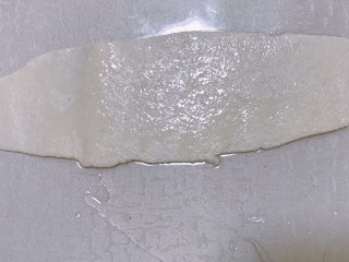 18、牛肉薄饼,取一个面团，擀成牛舌状