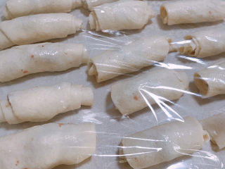 21、牛肉薄饼,盖上保鲜膜醒发10分钟