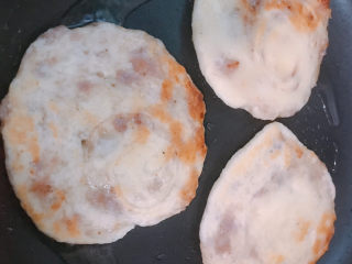 30、牛肉薄饼,一边煎黄后翻面煎至金黄色