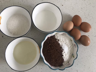 1、8寸巧克力戚风蛋糕????,称好所有材料备用