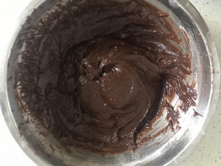 5、8寸巧克力戚风蛋糕????,拌好的蛋黄糊有点稠，提起蛋抽有明显纹路