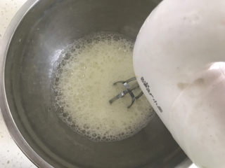 6、8寸巧克力戚风蛋糕????,再来处理蛋白，打蛋器开高速打到鱼眼泡泡时加入1/3白糖