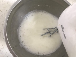 7、8寸巧克力戚风蛋糕????,继续打发至粗泡细腻第二次加入1/3的白糖，打发至出现明显纹路时加入最后1/3糖，打发至干性发泡，提起打蛋器蛋白有直立的小尖角