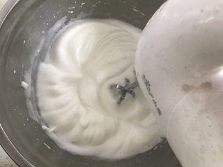 8、8寸巧克力戚风蛋糕????,打发至出现明显纹路时加入最后1/3糖