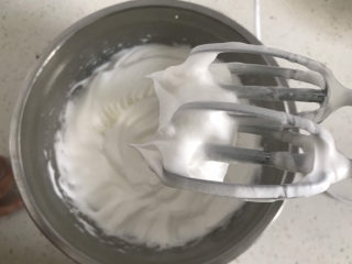 9、8寸巧克力戚风蛋糕????,打发至干性发泡，提起打蛋器蛋白有直立的小尖角