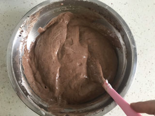 11、8寸巧克力戚风蛋糕????,翻拌均匀，不能画圈搅拌，会使蛋白消泡