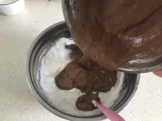 12、8寸巧克力戚风蛋糕????,翻拌好的蛋黄糊再全部倒入蛋白霜中，同样的手法翻拌均匀