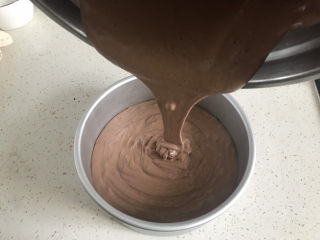 14、8寸巧克力戚风蛋糕????,然后倒入模具中，从20厘米高处震几下出气泡