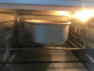 15、8寸巧克力戚风蛋糕????,送入预热好的烤箱，上下火150度烤60分钟，中途不能开烤箱门，每个烤箱脾气不同，温度和时间根据自己烤箱的脾气来调整