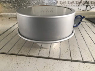 16、8寸巧克力戚风蛋糕????,出炉震出热气，倒扣放凉大概2小时