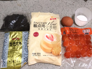1、蛋黄豆沙酥,准备所有食材。