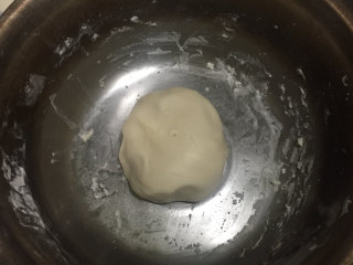 3、蛋黄豆沙酥,我们来制作水油皮,金龙鱼糕点用小麦粉120克、白糖25克、盐1克、猪油42克,全部混合后揉成光滑的面团,用保鲜膜盖好,放置一旁松弛待用。