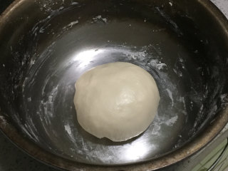 4、蛋黄豆沙酥,接下来,再来制作油酥面团。金龙鱼糕点用小麦粉90克、猪油45克,用手揉成面团,用保鲜膜盖好,松弛30分钟。