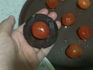 5、蛋黄豆沙酥,我们把豆沙馅平均分成每个为23克,然后用豆沙把蛋黄包起来。