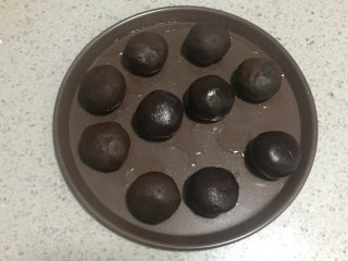 6、蛋黄豆沙酥, 按照上面的方法做好全部的之后,用保鲜膜盖好,放在一旁待用。