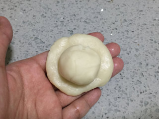 8、蛋黄豆沙酥,紧接着,我们取一份水油皮和油酥,用油皮包住油酥。