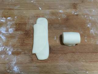 13、蛋黄豆沙酥,然后,我们继续用擀面杖将松弛好的面团,竖向擀制,用力均匀,力度不要过大,做好后再自上而下卷起来。