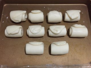 14、蛋黄豆沙酥,接下来,按照这个方法,依次做好剩余的之后,继续盖上保鲜膜进行松弛。