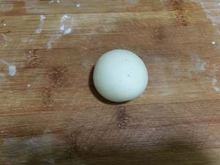 16、蛋黄豆沙酥,之后,再把它包起来,同样底部要捏紧,不要露馅。做好之后,整理成圆形,这样看起来比较美观。