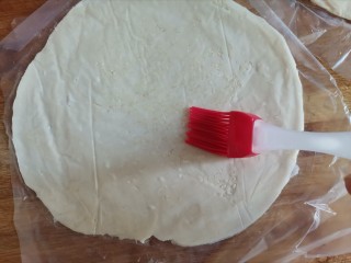 3、杏仁酥（手抓饼版）,手抓饼提前解冻，把其中一张手抓饼刷上一层水