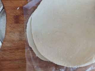 4、杏仁酥（手抓饼版）,把另一个手抓饼罗在上面