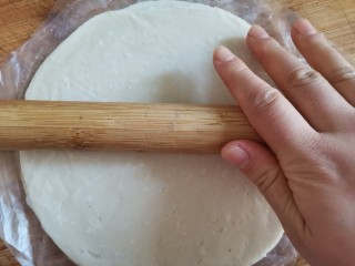 5、杏仁酥（手抓饼版）,用擀面杖擀几下