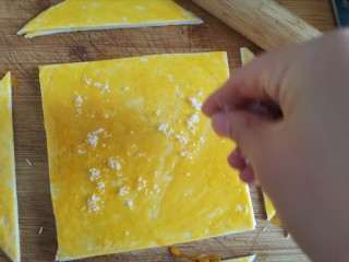 9、杏仁酥（手抓饼版）,撒上白砂糖