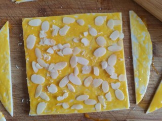 10、杏仁酥（手抓饼版）,撒上杏仁片