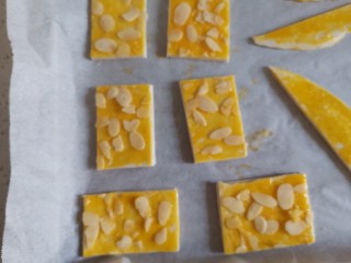 12、杏仁酥（手抓饼版）,放入烤盘