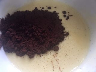 7、懒人冰淇淋,蛋黄牛奶浆分成两份，一份加入可可粉