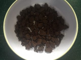 11、懒人冰淇淋,容器放奥利奥饼干碎 少许