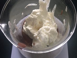 14、懒人冰淇淋,混合可可液拌匀