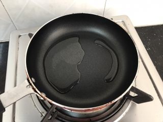 6、五香鹰嘴豆～健康满分的小零嘴,锅烧热，下一勺油