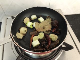 7、五香鹰嘴豆～健康满分的小零嘴,把所有香料倒进去炒香