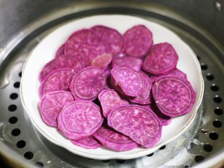 3、紫薯燕麦饼,上锅大火蒸熟。