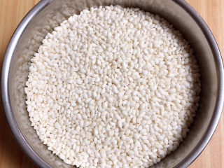 1、糯米南瓜盅,提前把糯米用水浸泡3小时;