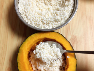 8、糯米南瓜盅,将糯米挖入南瓜中。