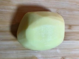 1、炸土豆丸子,准备一个土豆去皮洗净