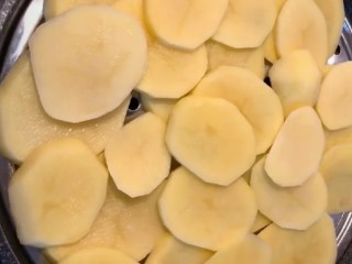 2、炸土豆丸子,切成厚片上锅蒸熟