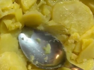 3、炸土豆丸子,蒸熟后压成泥