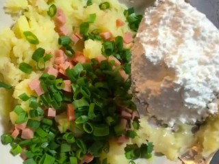 4、炸土豆丸子,加盐，鸡精，十三香，火腿丁，葱花，玉米淀粉，